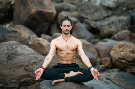man die aan Yoga doet